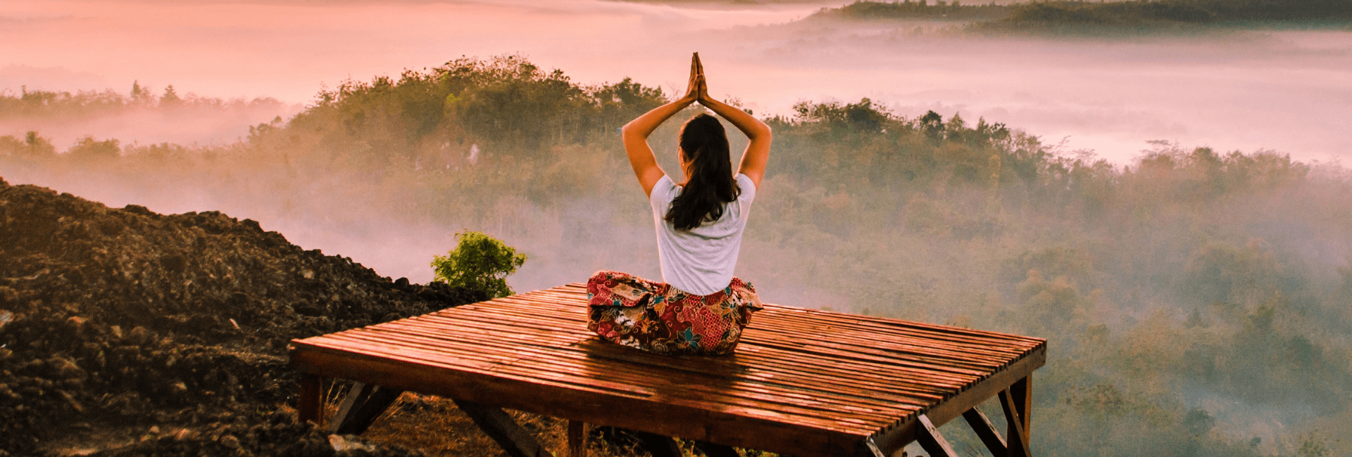 femme qui fait du yoga et de la méditation