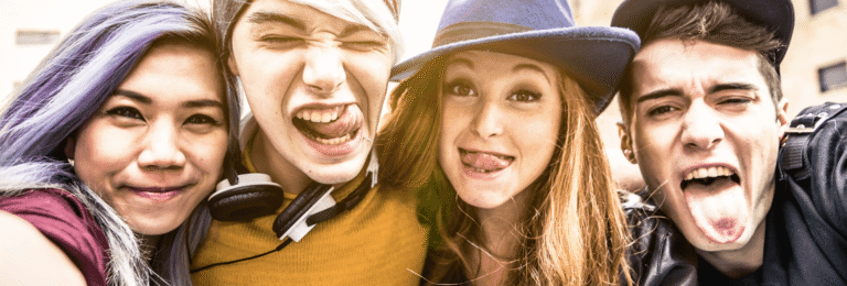 groupe d'adolescents qui font un selfie