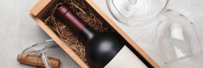 bouteille de vin rouge et verres