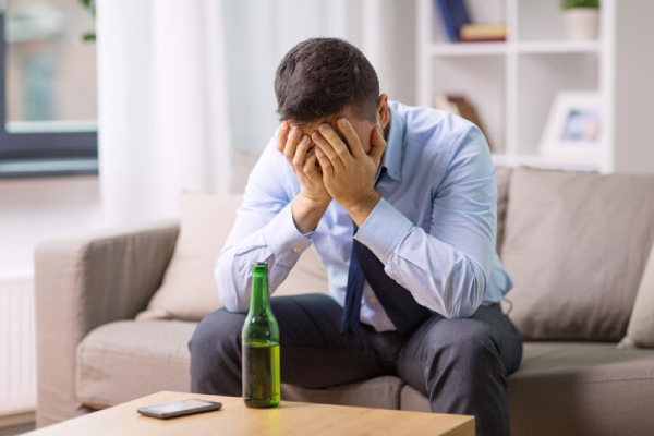 Un homme déprimé assis sur son canapé