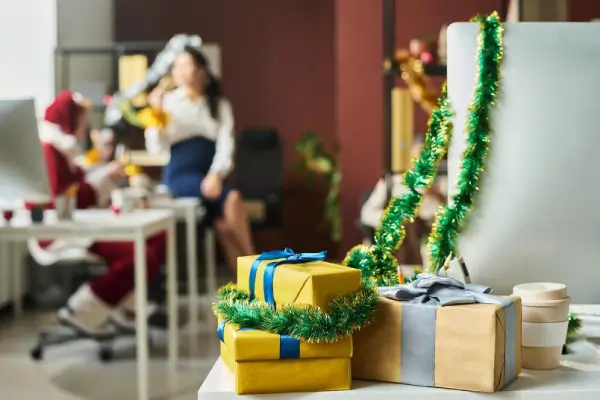 Des collègues d'entreprise s'offrent des cadeaux