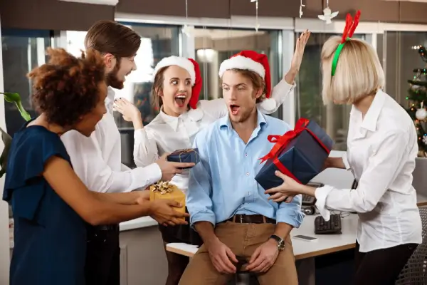 Des employés qui offre un cadeau de noel à leur patron