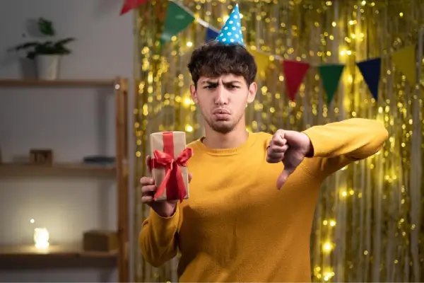 Une jeune homme mécontent de son cadeau d'anniversaire