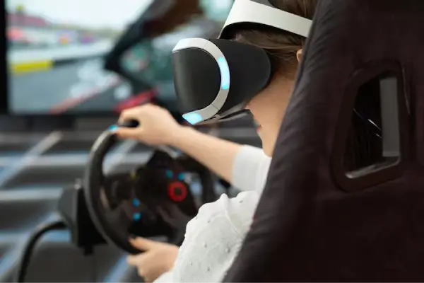 Une personne qui s'entraine sur un simulateur de course