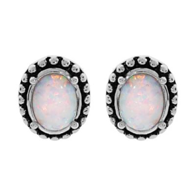 Boucles d'oreille en argent rhodié Opale blanche de synthèse cerclée de picot patiné et fermoir poussette