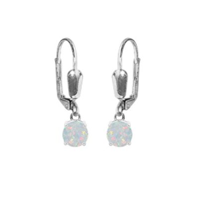 Boucles d'oreille en argent rhodié Opale blanche de synthèse 5mm suspendue serti 4 griffes et fermoir dormeuse