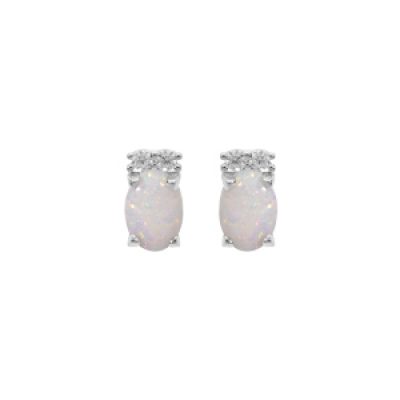 Boucles d'oreille en argent rhodié Opale blanche de synthèse et oxydes blancs sertis avec fermoir poussette