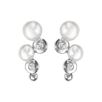 Boucles d'oreilles en argent rhodié grappe d'oxydes blancs sertis clos et de 2 perles blanches de synthèse et fermoir poussette
