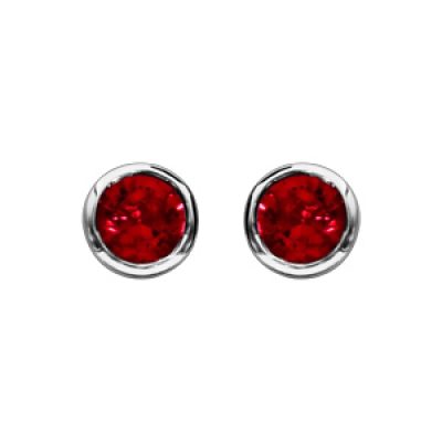 Boucles d'oreilles en argent rhodié avec pierre rouge ronde sertie clos et fermoir poussette