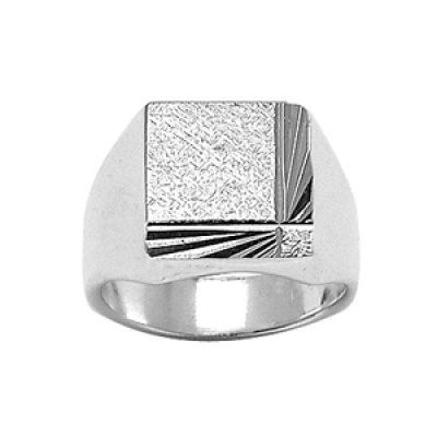 Chevalière en argent plateau carré diamanté et strié en biais sur 2 bords consécutifs