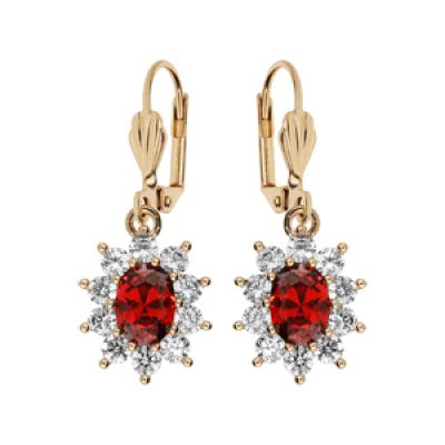 Boucles d'oreille pendantes en plaqué or collection joaillerie avec pierre ronde rouge contour oxydes blancs sertis et fermoir dormeuse