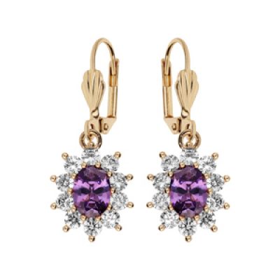 Boucles d'oreille pendantes en plaqué or collection joaillerie avec pierre ronde violette contour oxydes blancs sertis et fermoir dormeuse