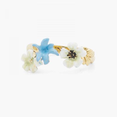 Bague ajustable fleurs blanches et fleur bleue