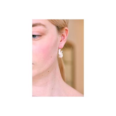 Boucles d'oreilles pendantes cygne blanc et perle baroque blanche