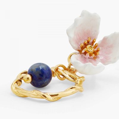 Boucles d'oreilles tiges créoles fleur blanche et lapis-lazuli