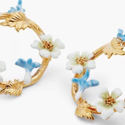 Boucles d'oreilles tiges créoles fleurs blanches et bleues
