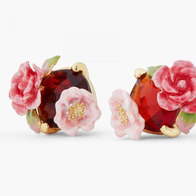 Boucles d'oreilles tiges roses d'églantier et pierre rouge grenat