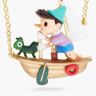 Collier Pinocchio et cricket sur un bateau