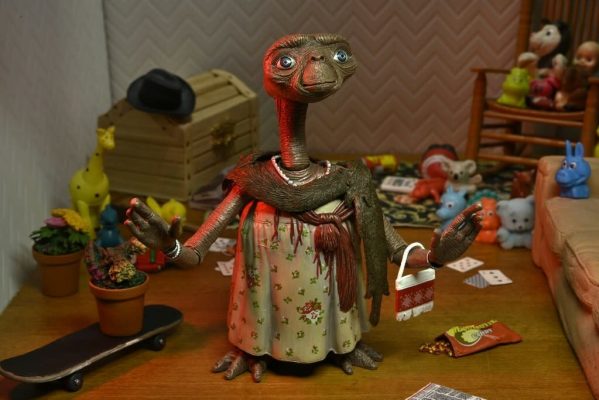 NECA E.T. the Extra-Terrestrial: 40th Anniversary - Ultimate Dress-Up E.T. 7 inch Action Figure
