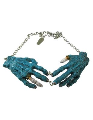 Collier gothique chaîne pendentif mains zombies bleues