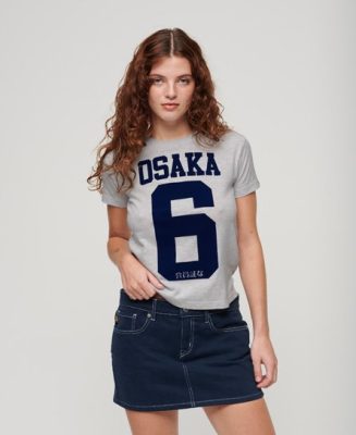 Superdry Femme T-shirt à Imprimé Floqué 90s Osaka 6 Gris Clair/Bleu Taille: 42